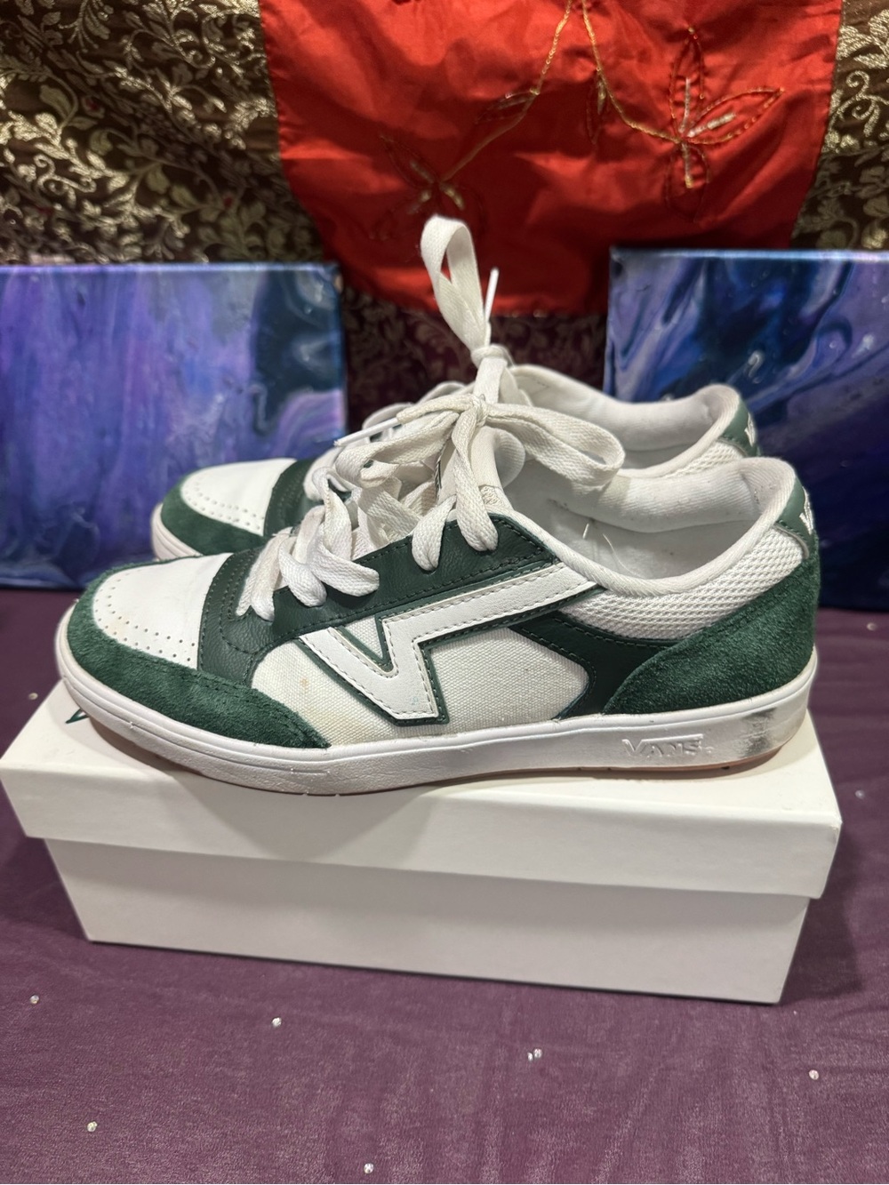 Vans Unisex Low-Top Sneakers in White & Dark Green Women 7.5